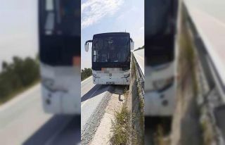 Kontrolden çıkan yolcu otobüsü refüje girip bariyerlere...