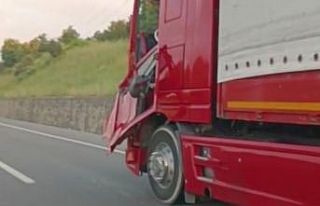 Kopan tır kapısını, emniyet kemeriyle bağlayarak...