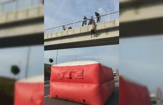 Köprüden atlayan şahsı itfaiyenin açtığı şişme...