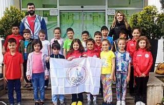 Körfezli minik yüzücülerin büyük başarısı