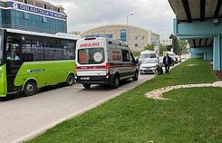 Koşarak karşıya geçen yaya otomobilin aynasına...