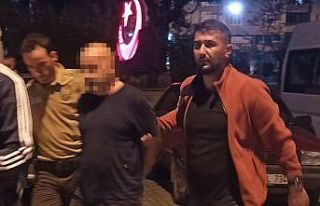 Kovalamaca sonucu yakalanan şahsın yere attığı...