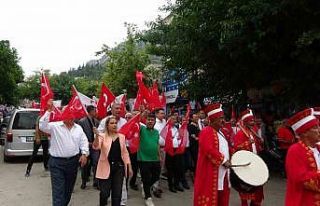 Kozanlılar il olmak için mehteran eşliğinde yürüdü