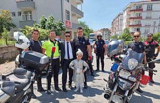 Küçük Erbakan’a Yunus polislerinden jest