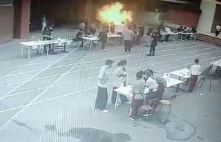 Küçükçekmece’de özel bir okulda deney sırasında...