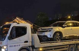 Küçükçekmece’de şantiye alanından geçen araç...