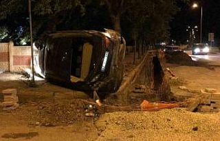 Kum birikintisi ve ağaca çarpan araç yan yattı:...