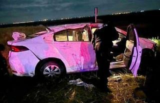 Kum yüklü tır karşı şeride geçip 2 araca çarptı:...