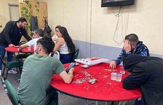 Kumarbazlar jandarmayı karşılarında görünce...