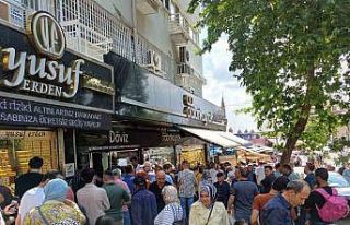 Kurban Bayramı için döviz bozdurmak isteyen vatandaşlar...