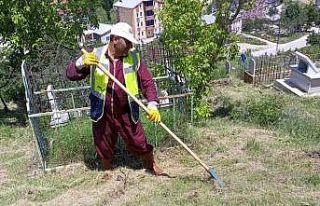 Kurban Bayramı öncesi mezarlıklarda bakım ve temizlik...