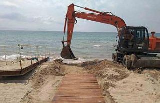 Kuşadası Belediyesi, denizde de engelleri kaldırıyor