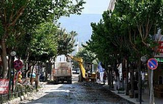 Kuşadası Özer Türk Caddesi’nde yenileme çalışmaları...