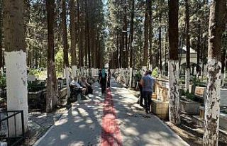 Kuşadası’nda Kurban Bayramı Arifesinde mezarlıklar...