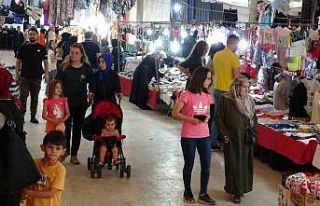 Kütahya’da kıyafet pazarı vatandaşların akınına...