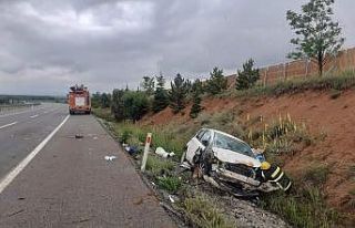 Kütahya’da otomobil şarampole devrildi: 1 yaralı