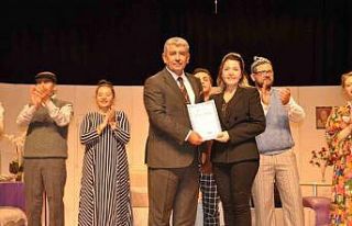 Kütahya’da sahnelenen "Daire 15 karışangiller"...