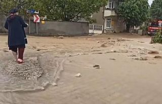 Ladik’te sağanak nedeniyle sokaklar dere gibi aktı