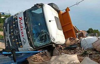 Lastiği patlayan hafriyat kamyonu başka bir araca...