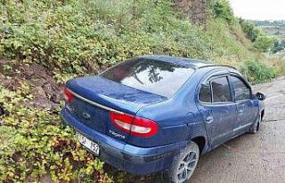 Lastiği patlayan otomobil su kanalına düştü:...