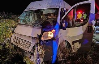 Lastiği patlayan servis aracı şarampole yuvarlandı:...