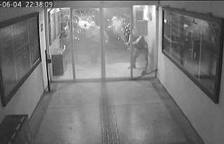 Levyelerle belediyenin kapılarını kırıp makama...