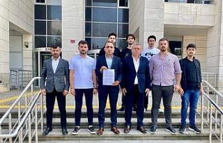 LGBT bayrağı önünde öğrencileriyle fotoğraf...