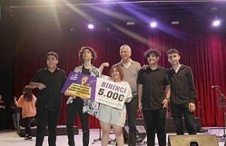 Liseler şarkılarıyla yarıştı