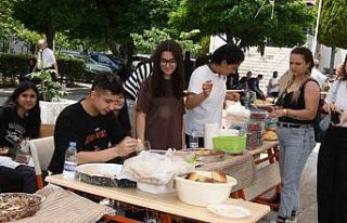 Liseliler depremzede yaşıtları için el ele verdi