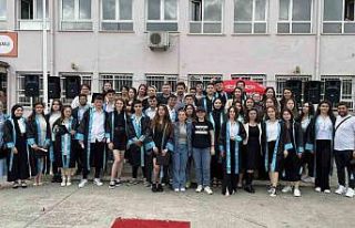 Liseliler kepleri havaya atarak mezuniyeti kutladı