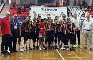 Macide Gazioğlu Ortaokulu Aydın’dan iki kupayla...