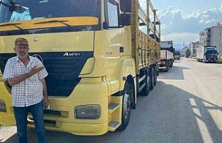 Mahalle sakinleri yol kenarlarına park edilen kamyonlardan...