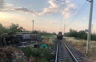 Malatya’da yük treni ile minibüs çarpıştı:...