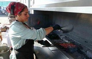 Malatya’nın tek kadın kebap ustası konteynerde...