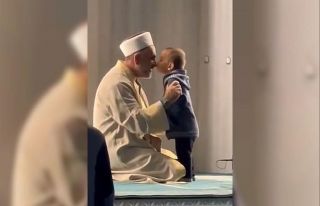 Maltepe’de dua okuyan imam ile çocuğun oyunu yürek...