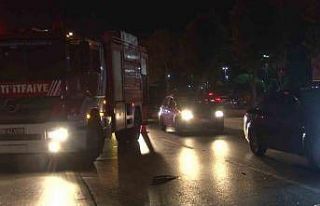 Maltepe’de otomobil reklam direğine çarptı: 2...