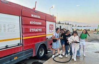 Manisa İtfaiyesi bayramda depremzede çocuklara moral...