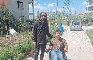 Manisa Valisi Özmen’den Vanlı engelliye akülü...