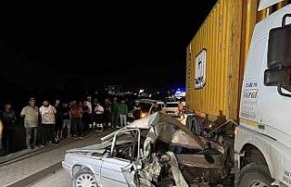 Manisa’da kamyonun çarptığı otomobil hurdaya...