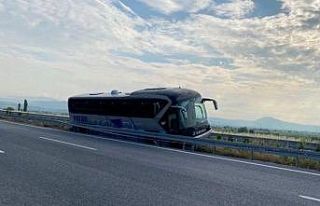 Manisa’da yolcu otobüsü bariyerlere girdi: 1 ölü