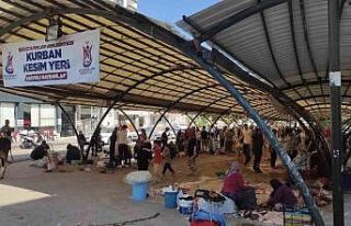 Manisalı vatandaşlar bayramın birinci günü vazifelerini...