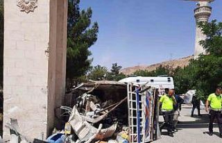 Mardin’de hurda yüklü araç devrildi: 1’i ağır...