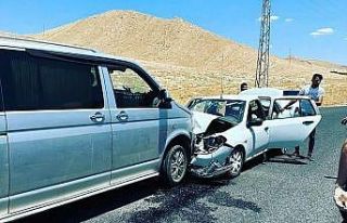 Mardin’de iki araç kafa kafaya çarpıştı: 9...