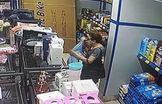 Market reyonundaki kıyafeti çantasına atıp kayıplara...