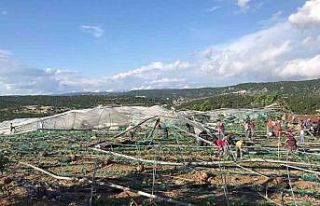 Mersin Erdemli’de hortum seraları yıktı