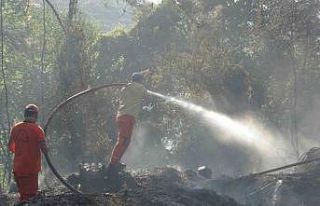 Mersin’de bahçe yangını ormana sıçramadan söndürüldü