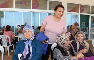 Mersin’de yaş almış vatandaşlar 80’ler etkinliğinde...