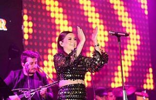 Merve Özbey Bursa’da coşturdu