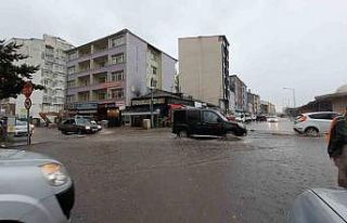 Meteoroloji uyarmıştı, Kars’ta caddeler göle...