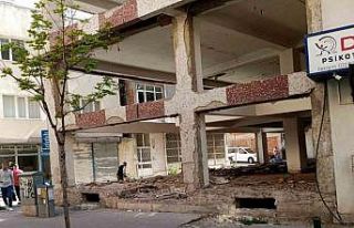 Metruk binadan saçılan kötü koku vatandaşları...